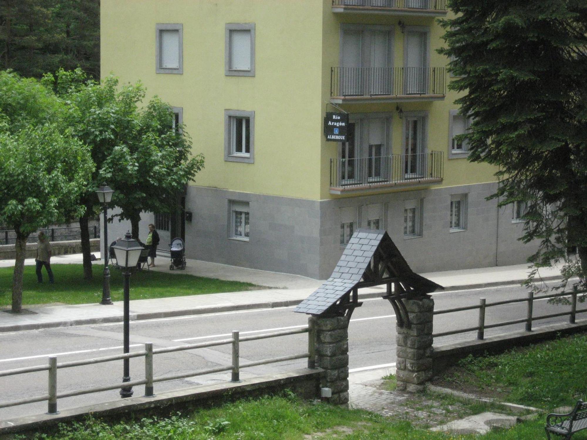 Albergue Turistico Rio Aragon Canfranc Eksteriør billede