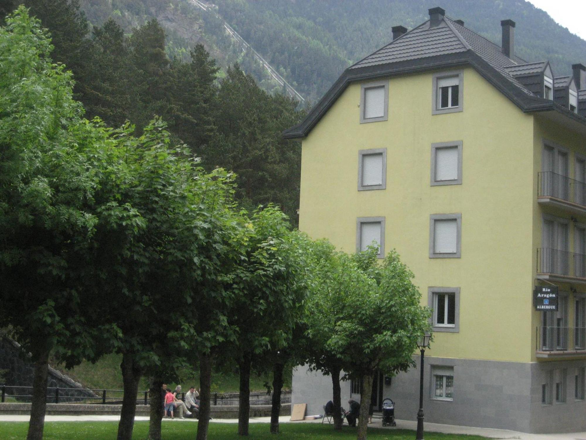 Albergue Turistico Rio Aragon Canfranc Eksteriør billede